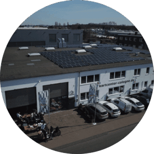 Gebäude und Eingang des Kartcenter Cologne aus schräger Perspektive für Kartfahren Köln.