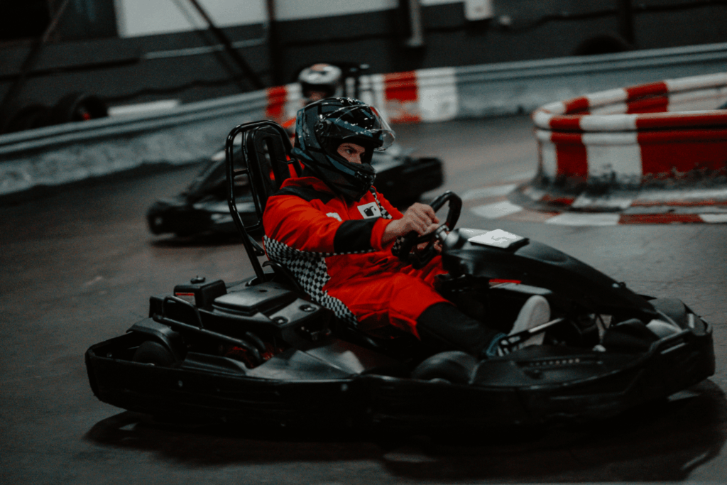 Zwei Karts fahren eng hintereinander im Wettkampf beim Kartcenter Cologne, Kartfahren Köln.