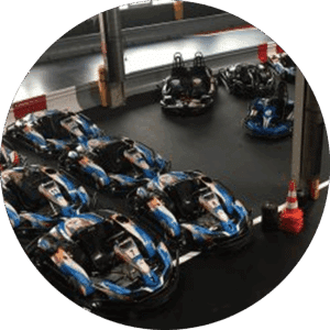 Zehn Karts im Parkbereich der Rennstrecke des Kartcenter Cologne, bereit für Kartfahren Köln.