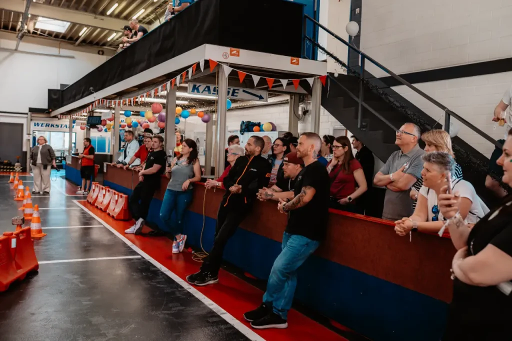 Zu sehen ist eine Gruppe von Zuschauern bei einem Firmenevent_Firmenevent1