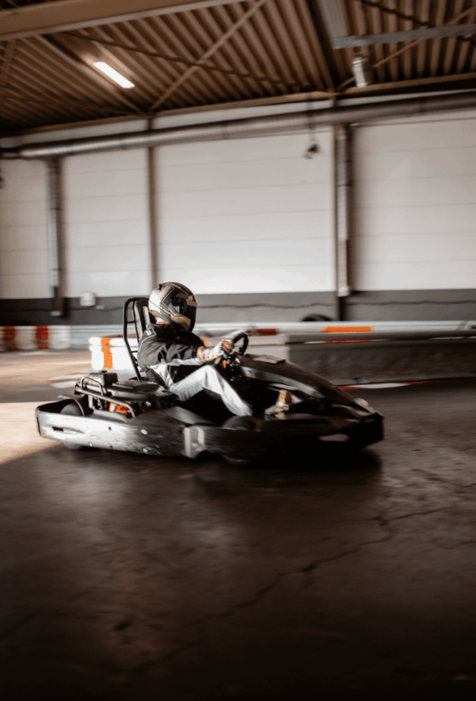 Ein einzelnes Kart fährt konzentriert auf der Rennstrecke des Kartcenter Cologne beim Kartfahren Köln.