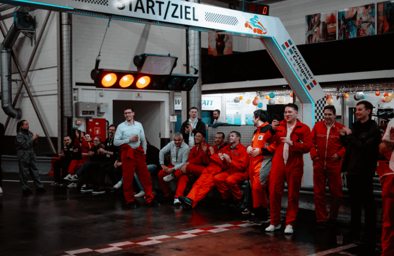 Fahrerinnen und Fahrer bei einer lockeren Nachbesprechung nach dem Kartfahren Köln im Kartcenter Cologne.