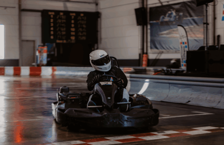 Ein einzelnes Kart fährt in einer Kurve auf der Rennstrecke im Kartcenter Cologne beim Kartfahren Köln.